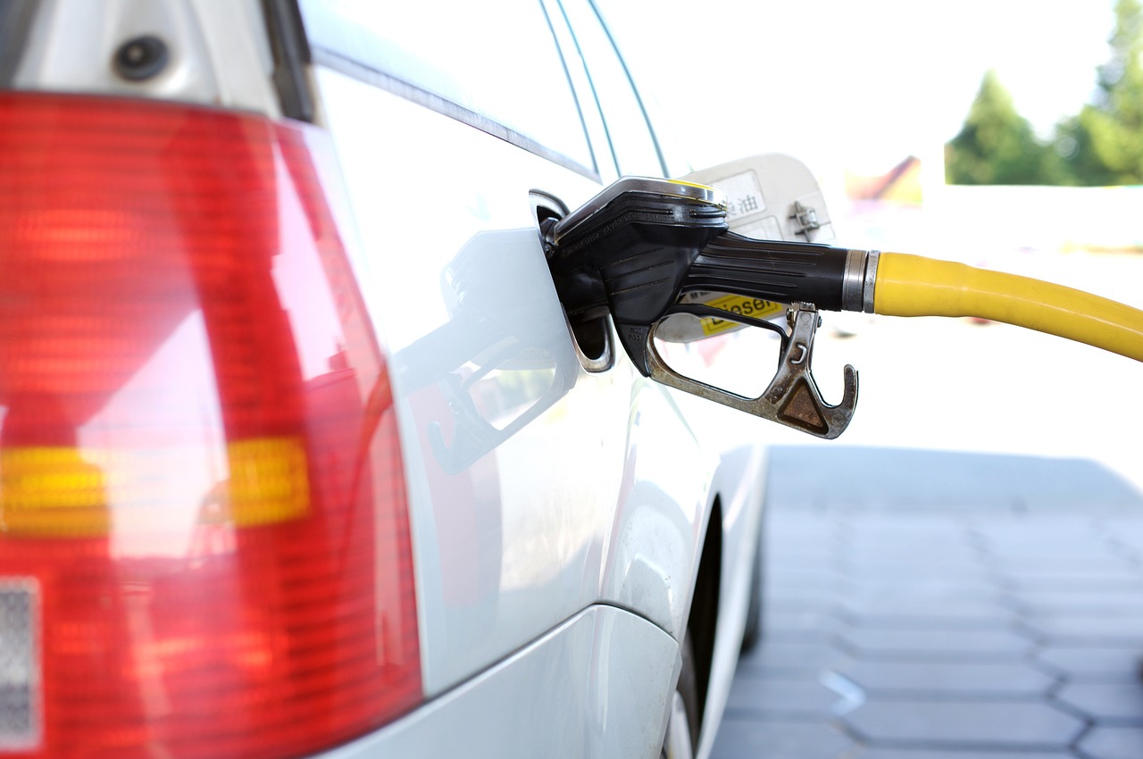 Benzin Fiyatları 2 Evroya Yükselişte: Akaryakıtta Gelecek Endişesi