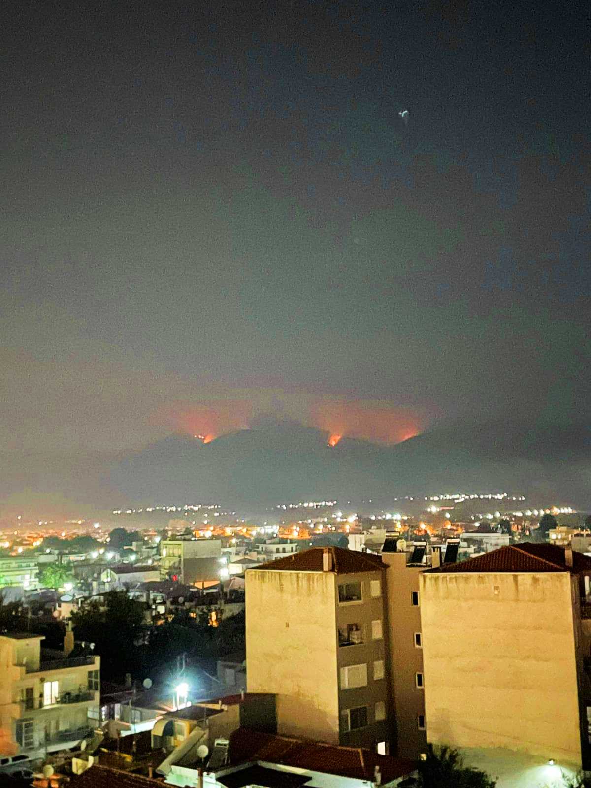 Gümülcine’deki Karlık Dağı (Papikio) bölgesinde çıkan orman yangını 13 gündür devam ederken yangının son durumunu gösteren fotoğraf kareleri iç burkuyor.