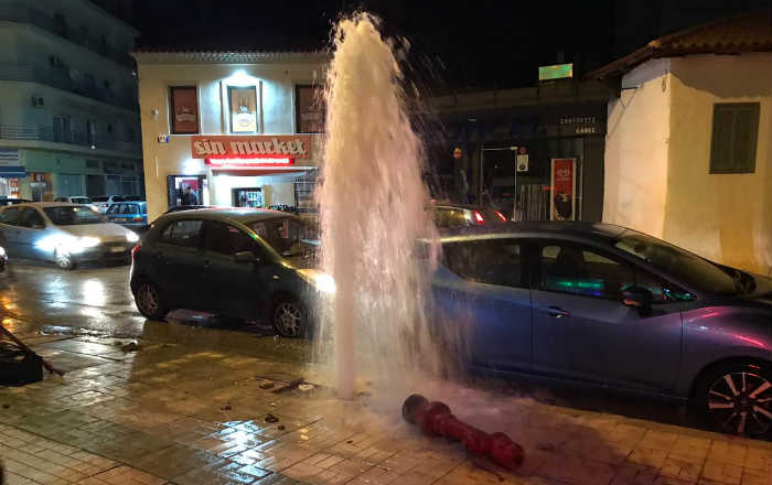 Gümülcine’de dikkatsiz şoför yangın hidrantını patlattı 