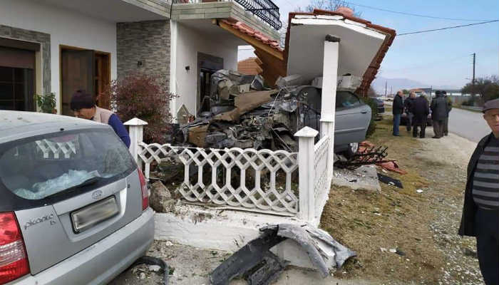 İskeçe’de göçmen dolu araba eve çarptı!